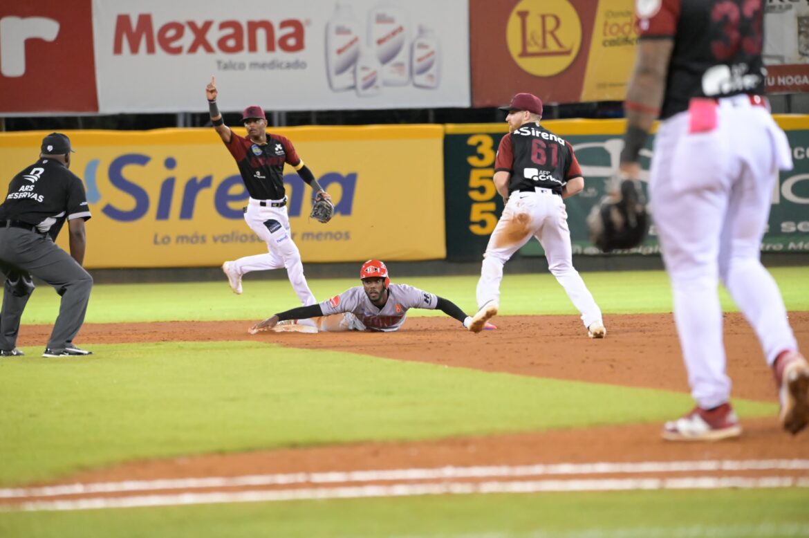 Rivera lidera blanqueada 6-0 del Escogido a los Gigantes