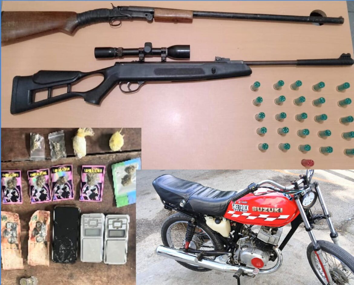 Ocupan armas de fuego, sustancias narcóticas y otros objetos ilícitos durante allanamientos en Barahona