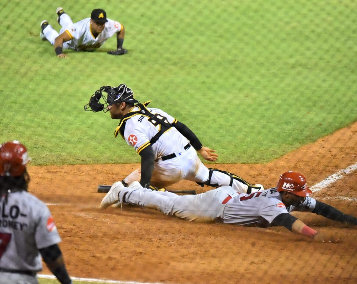 Pujols se lleva duelo contra Molina con victoria 2-1 de Leones