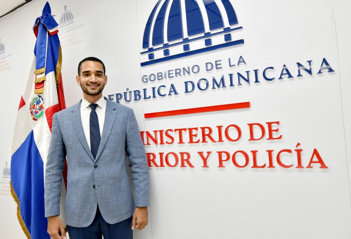 Ministerio de Interior y Policía entrega 863 licencias de armas de fuego en Santiago