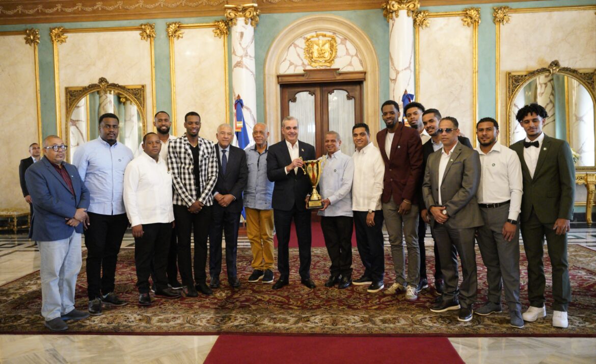 Presidente Abinader recibe al club Mauricio Báez, campeón del TBS del Distrito Nacional
