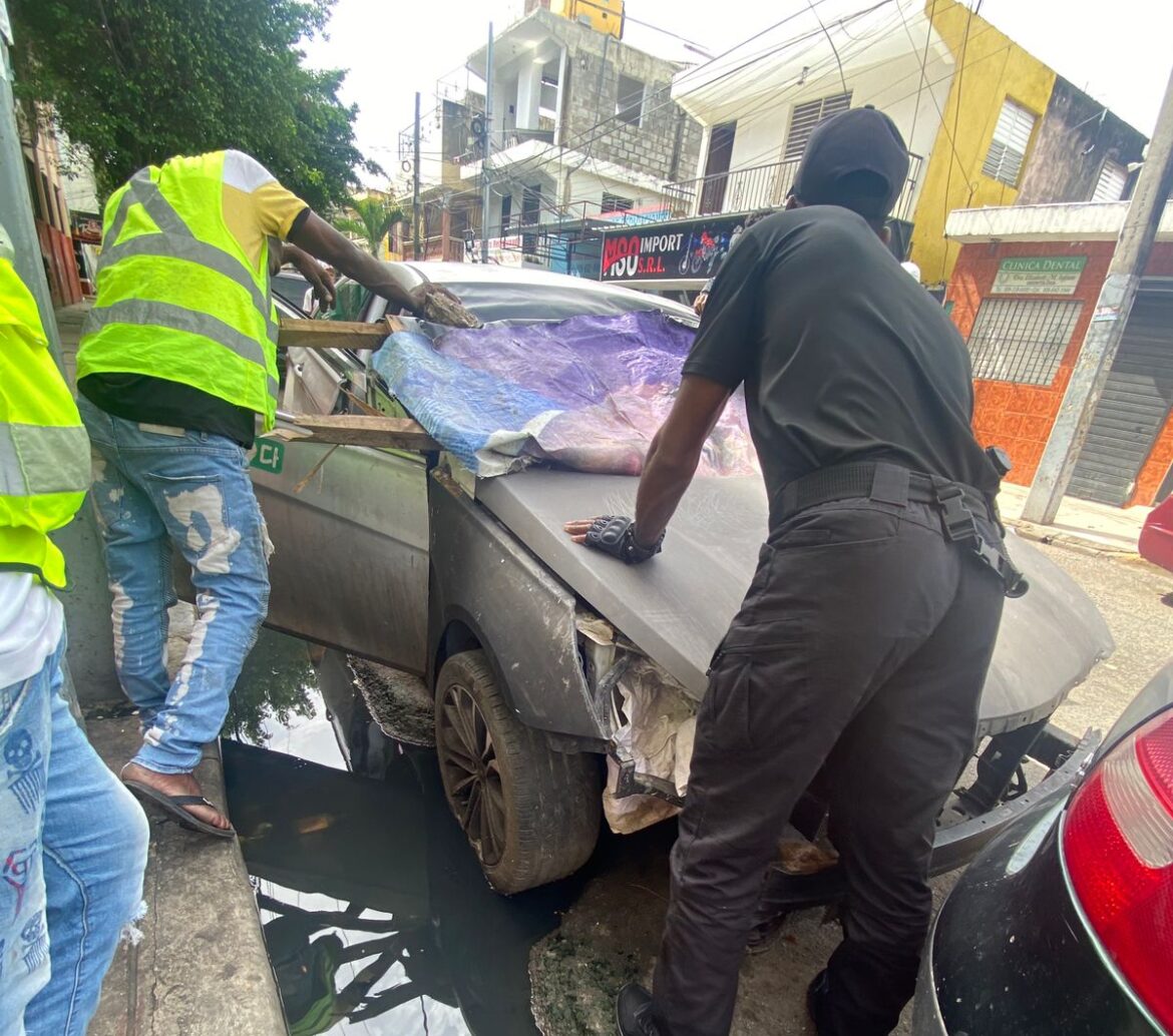 Alcaldía del Distrito Nacional retira chatarras durante operativo en Villa Juana