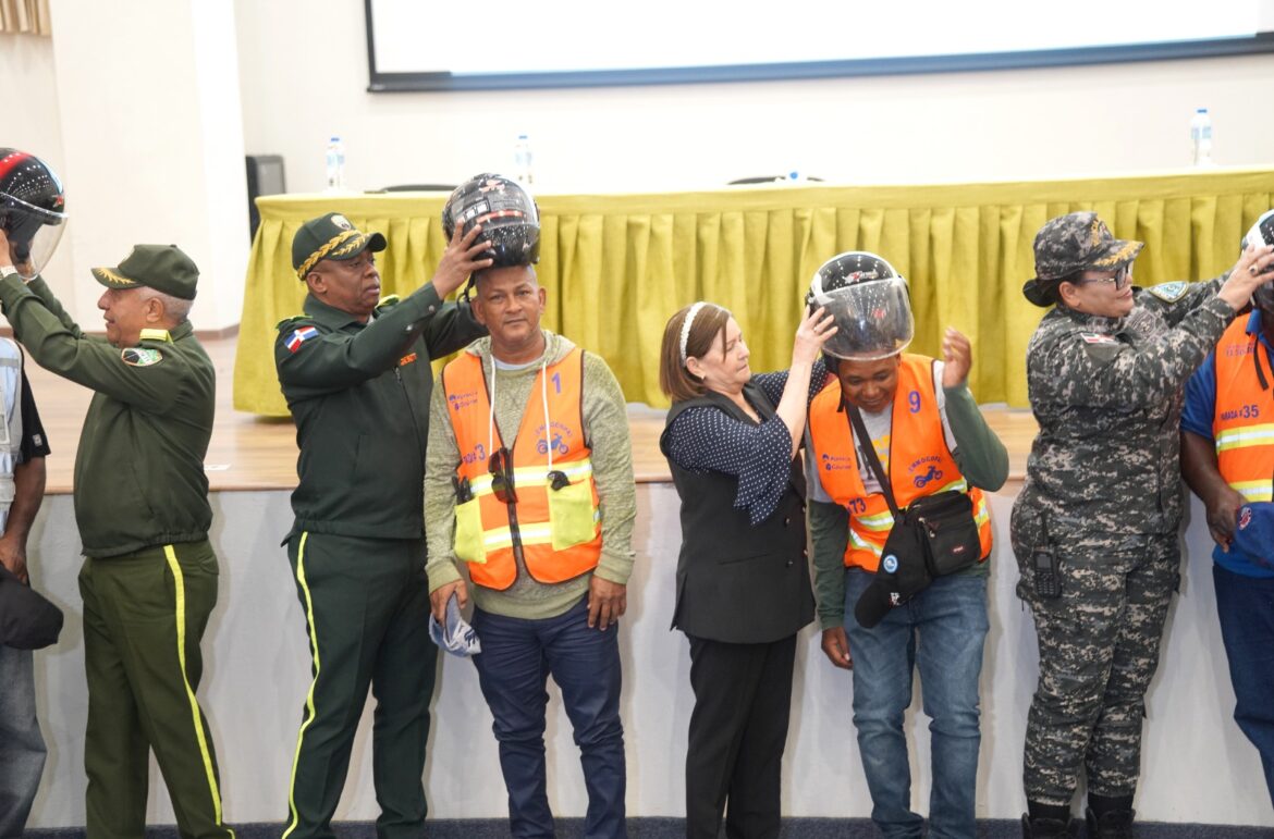 Programa “Un Casco para Salvar Tu Vida” llega a Bani