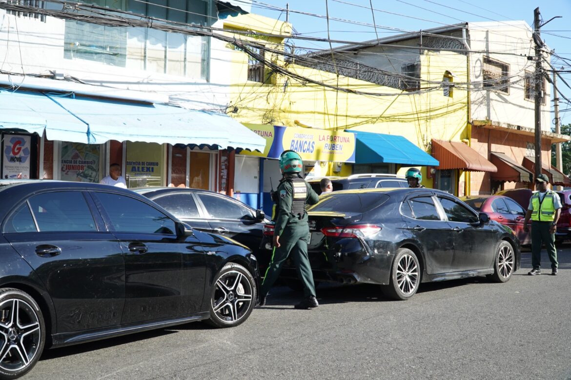 DIGESETT realiza operativo de vehículos mal estacionados en la calle Moca del sector de Villa Juana