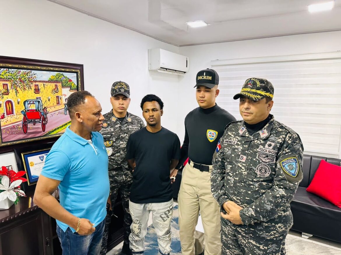 Se entrega “Chiguete”, implicado en robo millonario de joyería y buscado por homicidio en Santiago