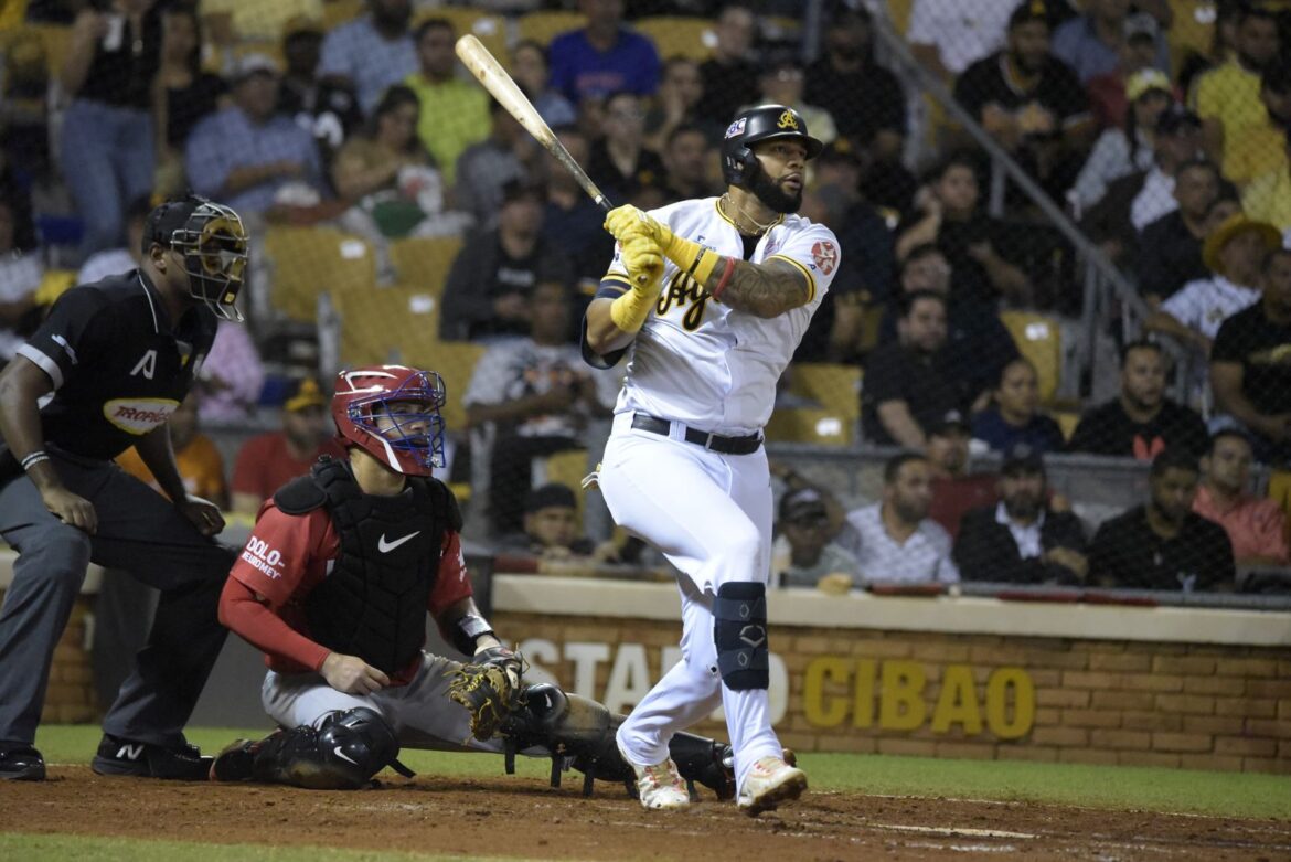 Águilas remontan y vencen a los Leones en el Estadio Cibao