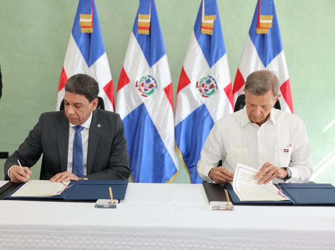 MIREX y ADOEXPO firman acuerdo para promover las exportaciones y fortalecer la economía nacional