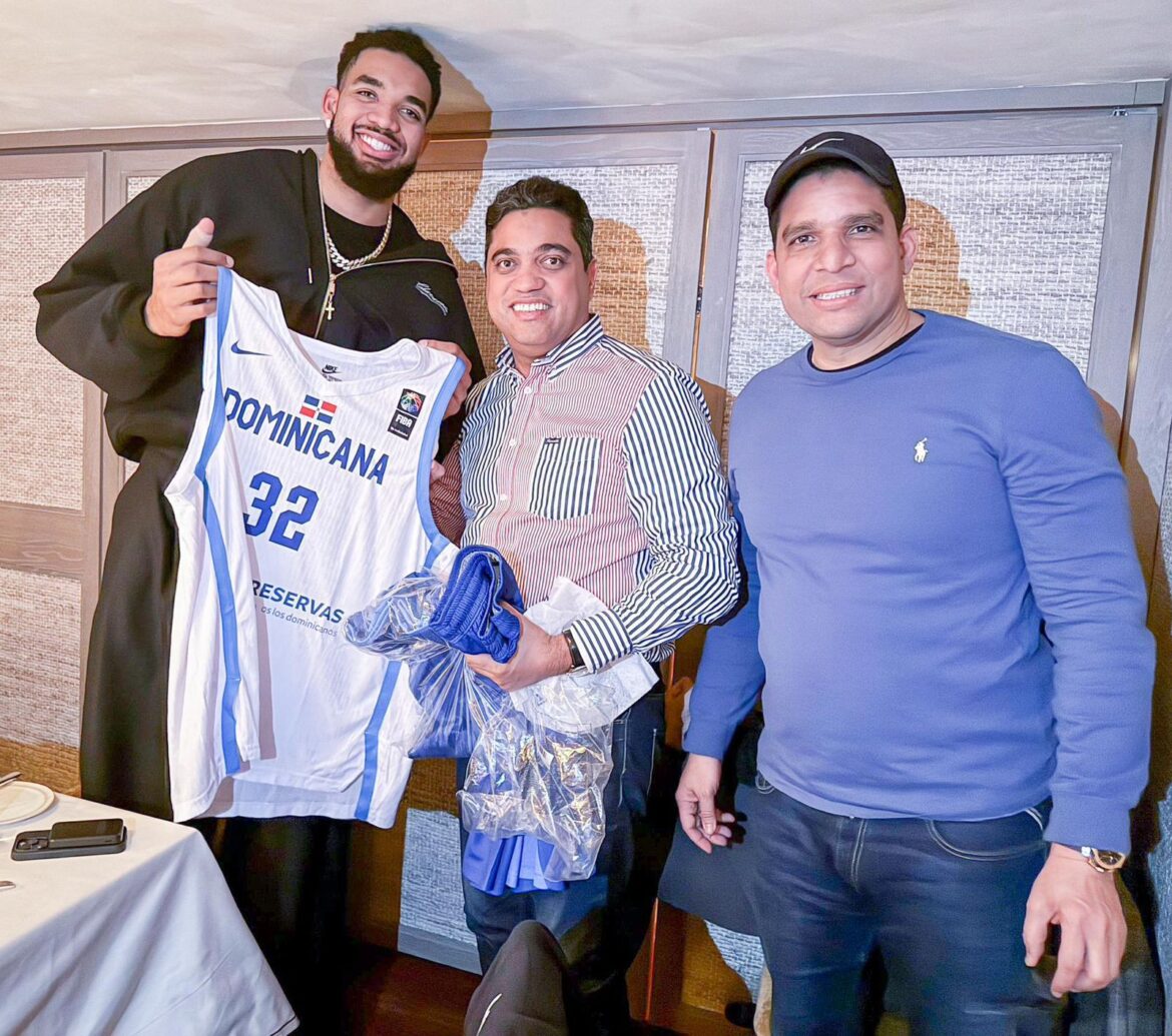 Ministro Kelvin Cruz y la estrella de la NBA Karl Anthony Town comparten en New York