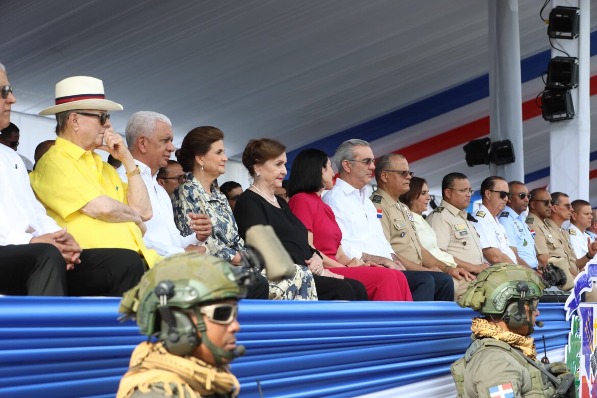 Abinader encabeza desfile militar por el 181 aniversario de la Independencia Nacional
