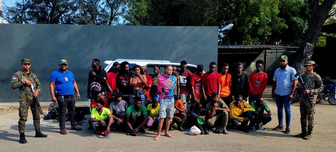 Interceptan jeepeta con 23 haitianos indocumentados en Valverde