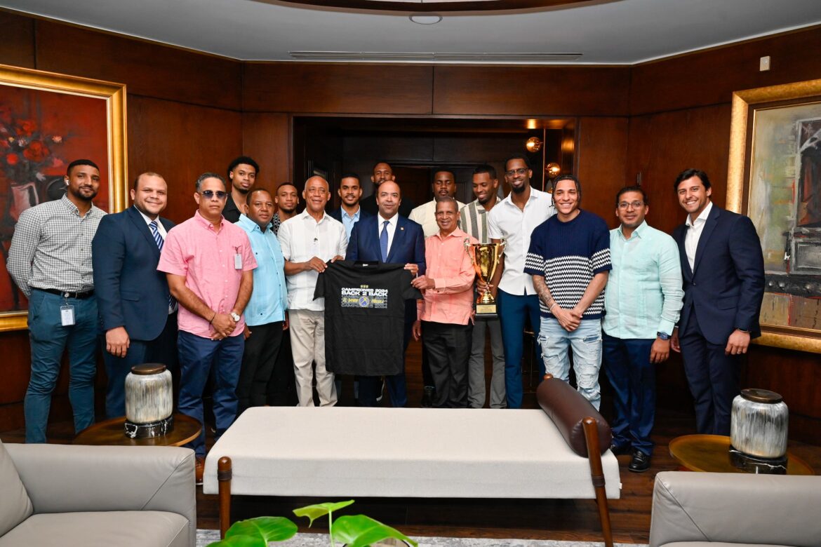 Presidente ejecutivo de Banreservas recibe campeones del Torneo de Baloncesto Superior del DN