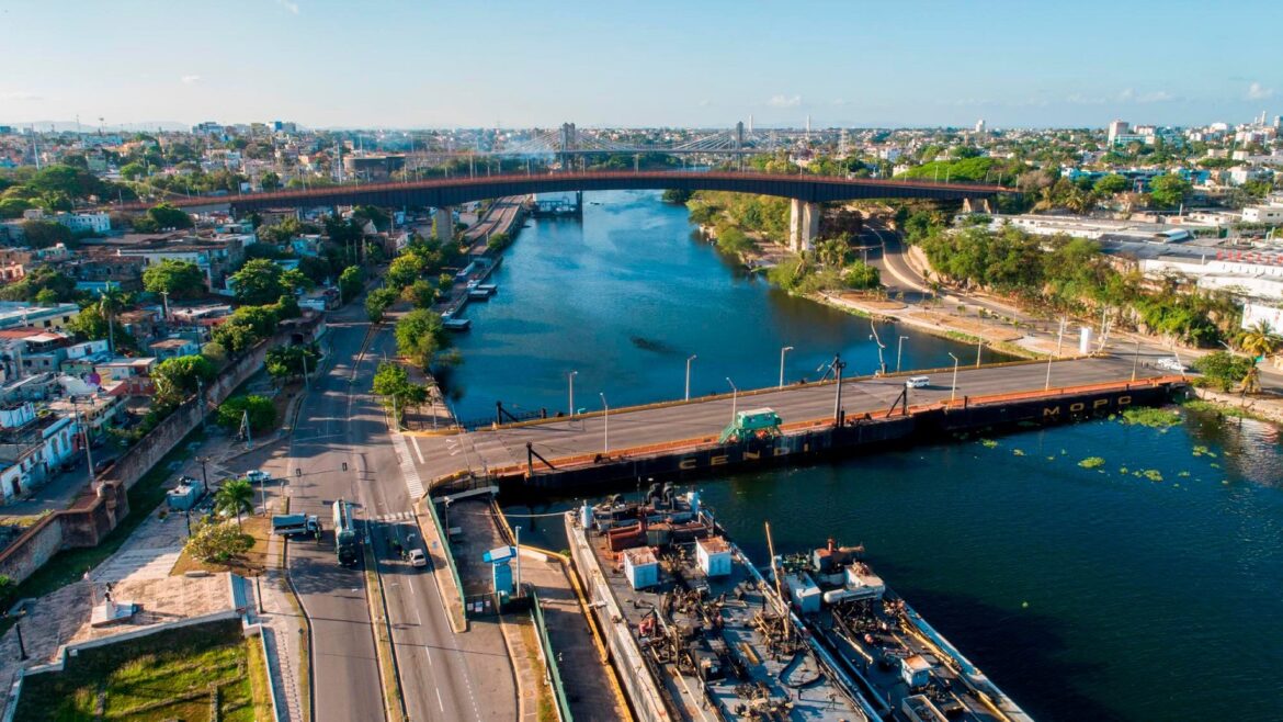 Por motivo del cruce de barcaza Obras Públicas cerrará este sábado el Puente Flotante por dos horas