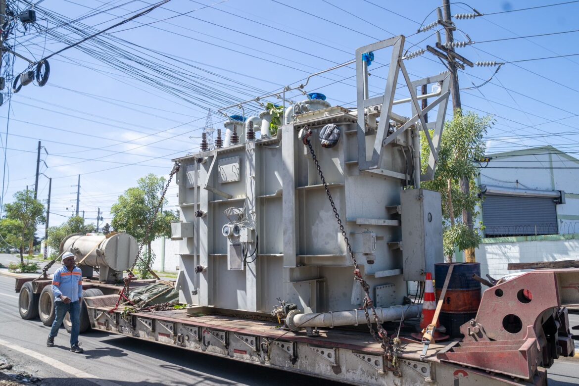 Edesur mejora voltaje en comunidades de San Cristóbal con una inversión superior a los RD$12 millones