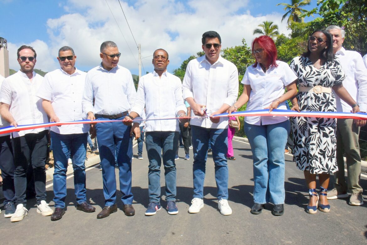 Collado entrega obra en Arroyo Barril y deja iniciadas otras en Santa Bárbara, Samaná