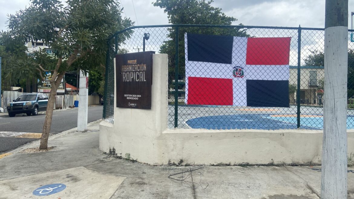 Alcaldesa Carolina Mejía coloca bandera nacional en parques y plazas en conmemoración del Mes de la Patria