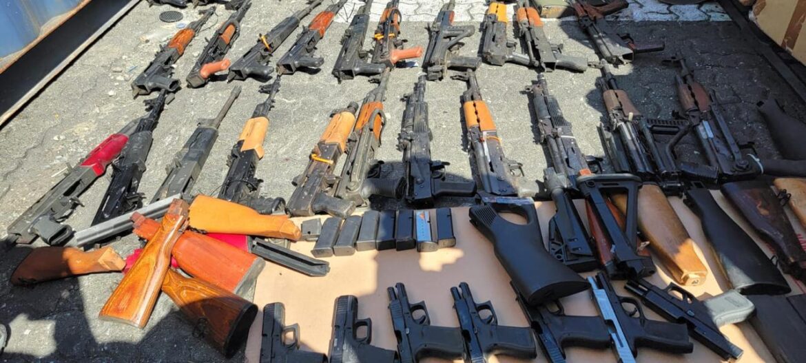Detectan 37 armas de fuego en un contenedor proveniente de Brooklyn