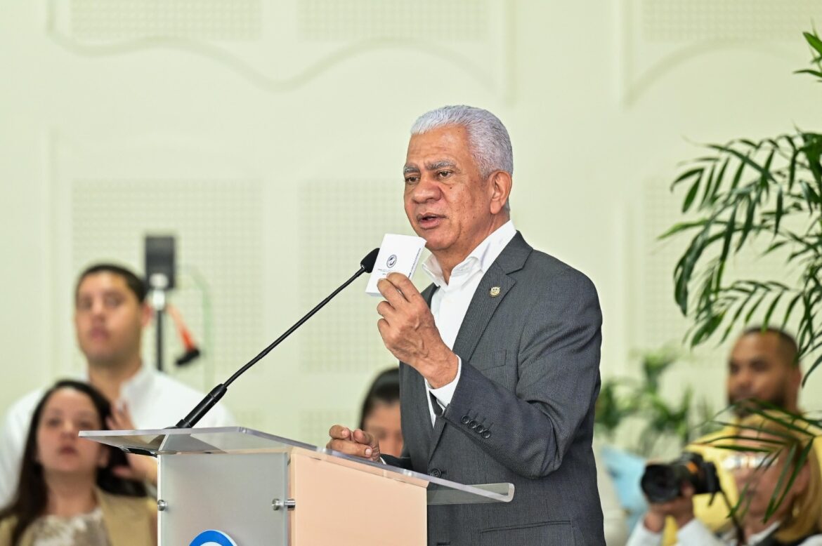 Presidente del Senado Ricardo de los Santos participa en acto de socialización y entrega de nueva Constitución de bolsillo